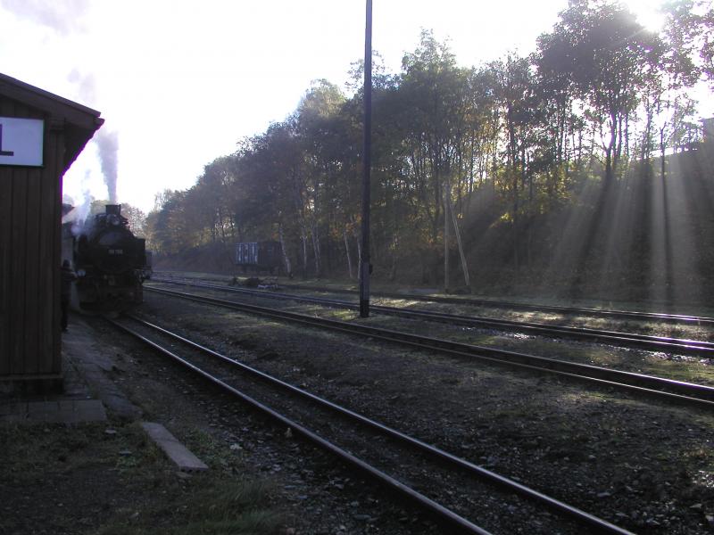 99 786 wartet bei morgentlicher Sonne auf seine Ausfahrt im Bahnhof Cranzahl