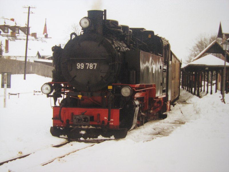 99 787 (VII K Neubau)am 05.02.05 bei der Ausfahrt aus dem Bahnhof Bertsdorf.
