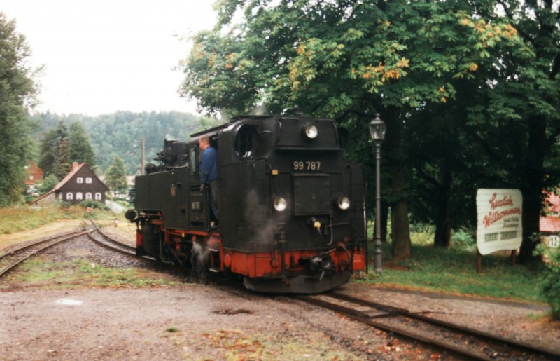 99 787 der Zittauer Schmalspurbahnen bei Umsetzarbeiten am 2.9.2000 im Bahnhof Jonsdorf.