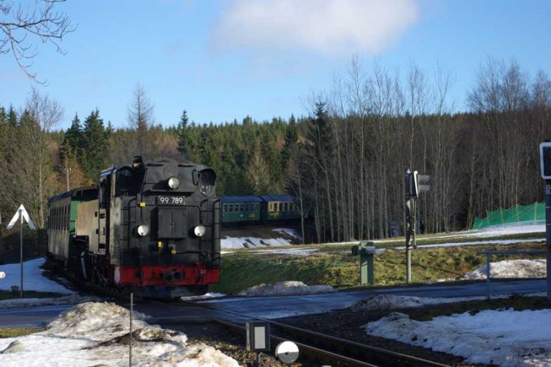 99 789 unterwegs von Oberwiesenthal nach Cranzahl, hier am  Bahnbergang in Kretscham-Rothensehma am 06.12.07 .