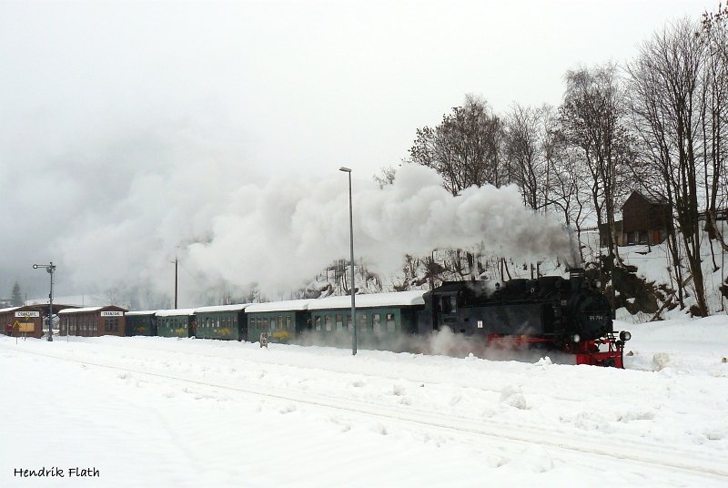 99 794 dampft aus dem Bahnhof Cranzahl. Datum: 28.02.2009