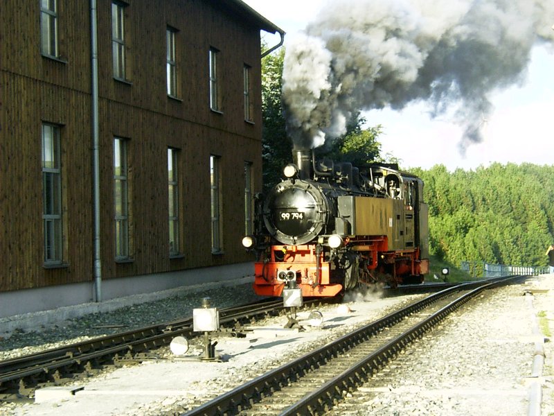 99 794 fhrt in den Bahnhof Oberwiesenthal ein.