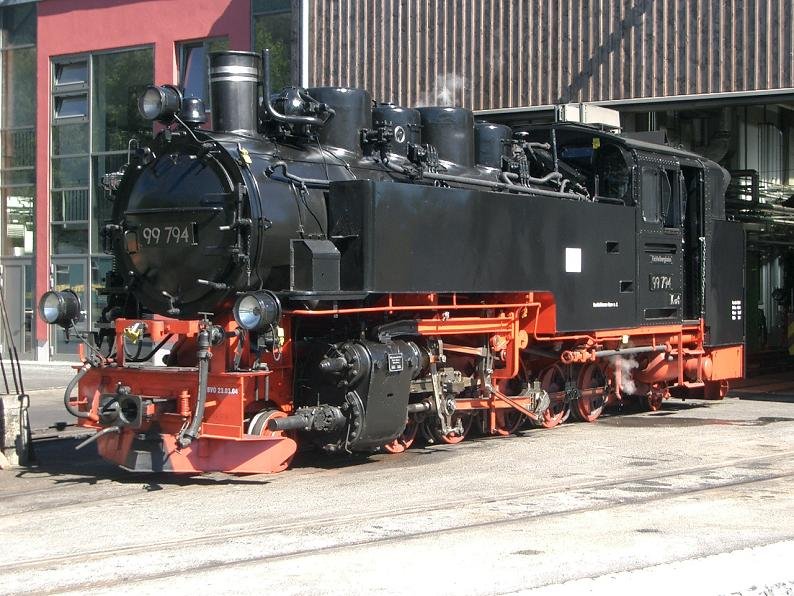 99 794 der Fichtelbergbahn sonnt sich in Oberwiesenthal bevor sie ihren Zug in Richtung Cranzahl bespannt. 2004-09-09.