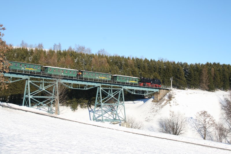 99 794 verlsst mit ihrem Personenzug an einem herrlichen Wintertag den Bahnhof Oberwiesentahl.30.12.08.