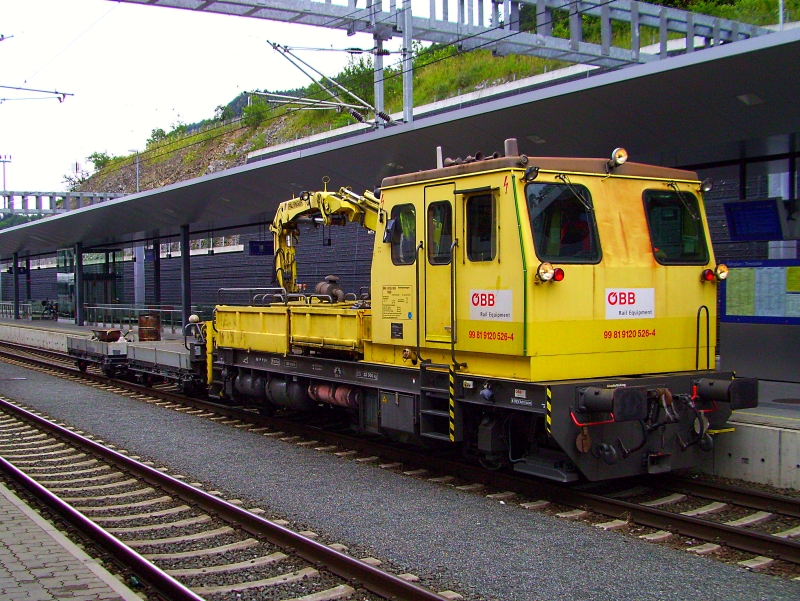 99 81 9120 526-4 ist schon lange in Feldkirch / Vorarlberg. Hier momentan in Feldkirch ( 15.7.2009 ) im Einsatz da immer noch an den Gleisen / Weichen gearbeitet wird.

Lg