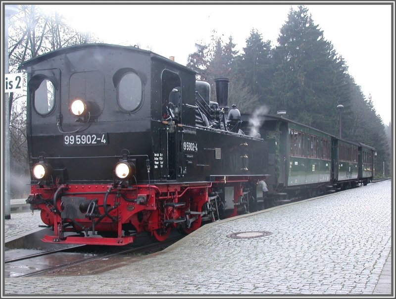 995902-4 gebaut von Arnold Jung Maschinenfabrik in Jungenthal 1898 macht auch auf der R�ckseite eine gute Figur. Sie steht mit einem Traditionssonderzug in Drei Annen Hohne. (13.12.2006)