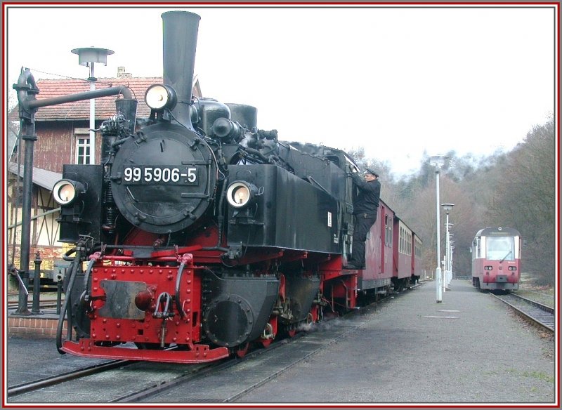 995906-5 beim Wasser fassen in Alexisbad, daneben Anschlusszug nach Harzgerode gefhrt vom Halberstdter 187016-1. (14.12.2006)