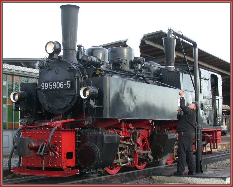 995906-5 hat soeben am neuen Wasserkran in Quedlinburg Wasser gefasst. Neu erstellte Dampfinfrastruktur gibts auch nicht alle Tage. (14.12.2006)