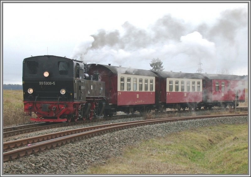 995906-5 trifft mit Zug 8962 aus Hasselfelde in Stiege ein. (14.12.2006)