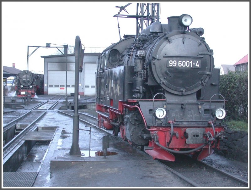 996001-4 mit ihren kleinen Schneepflgen erinnert mich an skandinavische Loks. Wernigerode 13.12.2006.