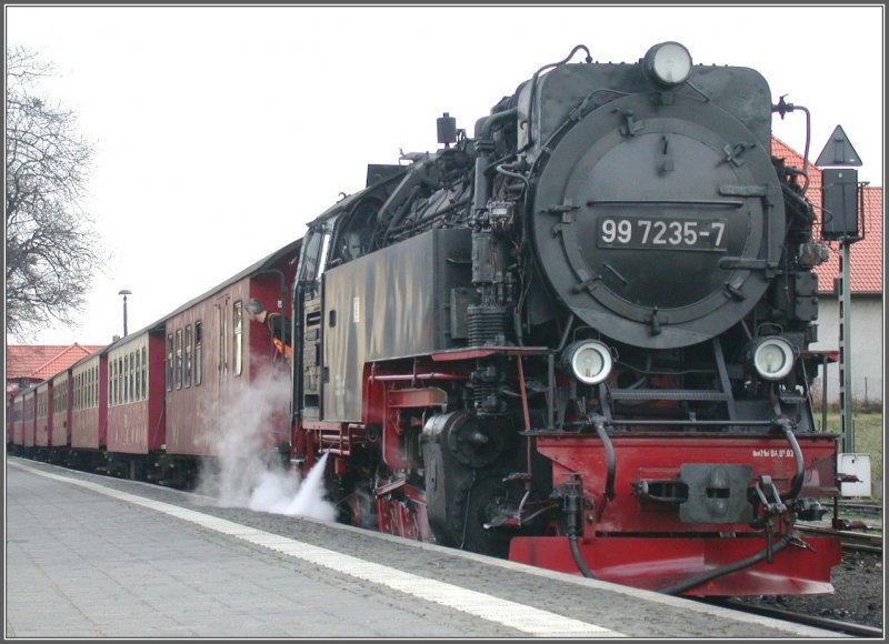 997235-7 ist bereit zur Abfahrt in Wernigerode auf den Brocken. (14.12.2006)