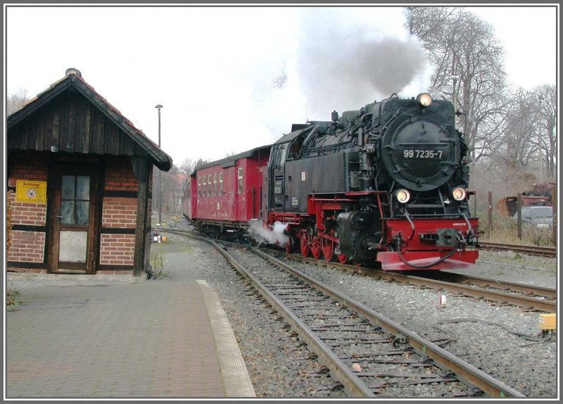 997235-7 fhrt mit Zug 8903 nach Eisfelder Talmhle in Wernigerode Westerntor ein. 13.12.2006
