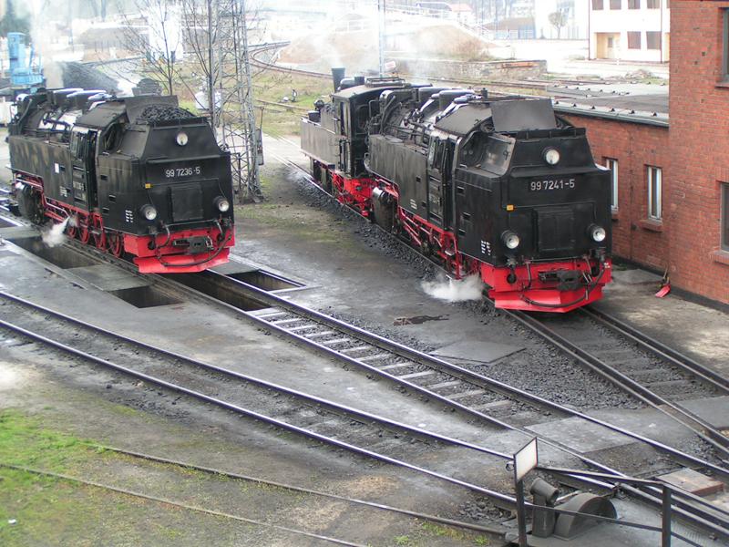 997236-5 997241-5 und 995902 am Bahnhof Wernigerode.
Auch ein Teil der Drehscheibe ist zu sehen und deutlich zu erkennen das es fr Normal- und Schmalspurbahn geeignet ist.
(Wernigerode am 21.04.2006)