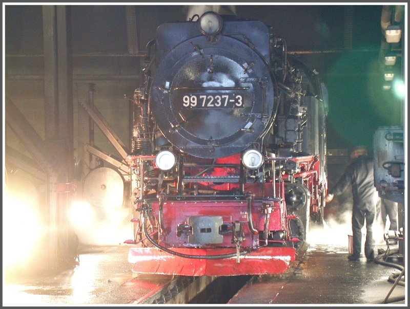 997237-3 kriegt im Lokschuppen am Bahnhof Wernigerode eine Dusche nach getaner Arbeit.(13.12.2006)