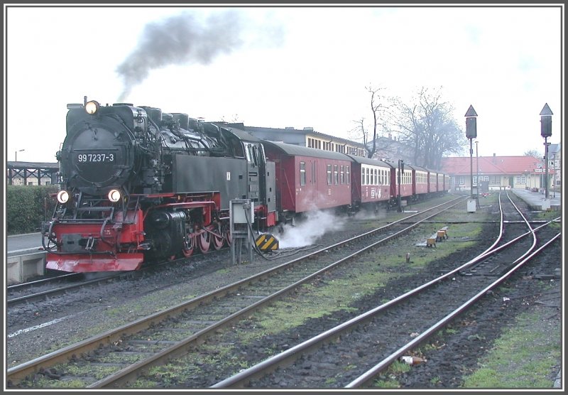 997237-3 mit Gepckwagen, Cafe/Barwagen und 5 Personenwagen ist die fr diese Jahreszeit ppige Zusammensetzung von Zug 8931 auf den Brocken. Wernigerode Gleis 31 am 13.12.2006 um 9.10 Uhr.
