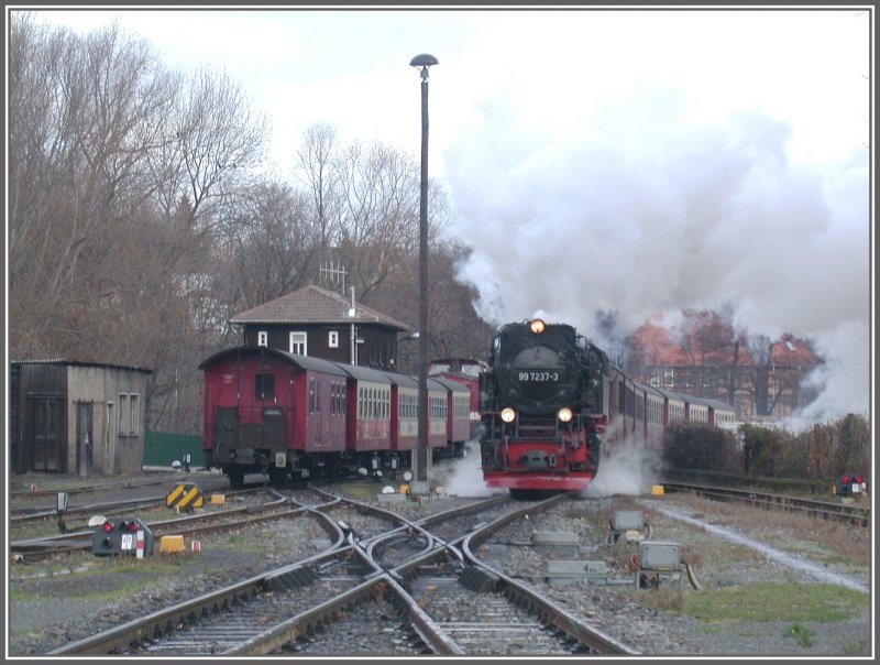 997237-3 mit Zug 8931 zum Brocken bei der Einfahrt in Wernigerode Westerntor. Links davon stellt das rotes Kamel 199861-6 einen weiteren Zug zusammen. (13.12.2006)