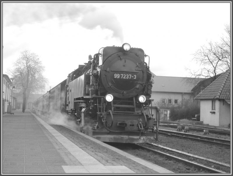 997237-3 wartet im HSB Bahnhof Wernigerode auf Fahrgste. Die Lust auf den vernebelten Brocken zu fahren, hlt sich an diesem 13.12.2006 in Grenzen.