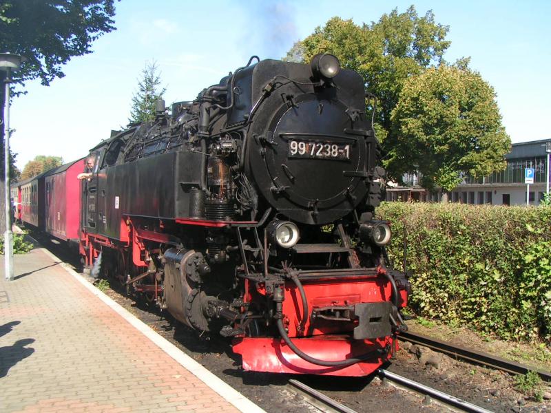 997238-1 im Bahnhof Westerntor kurz vor der Weiterfahrt zum Broken. (Wernigerode 4.09.2004) 