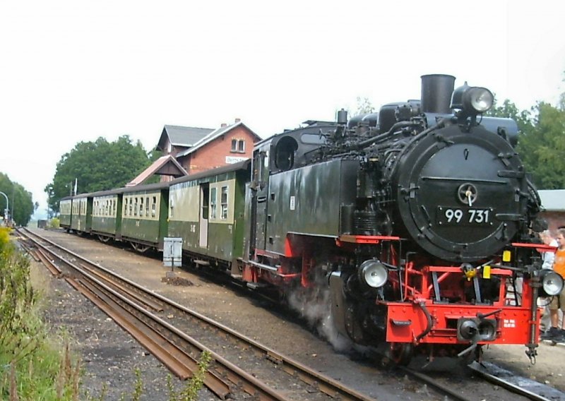 99731 mit Schmalspurzug in Bertsdorf, 2005