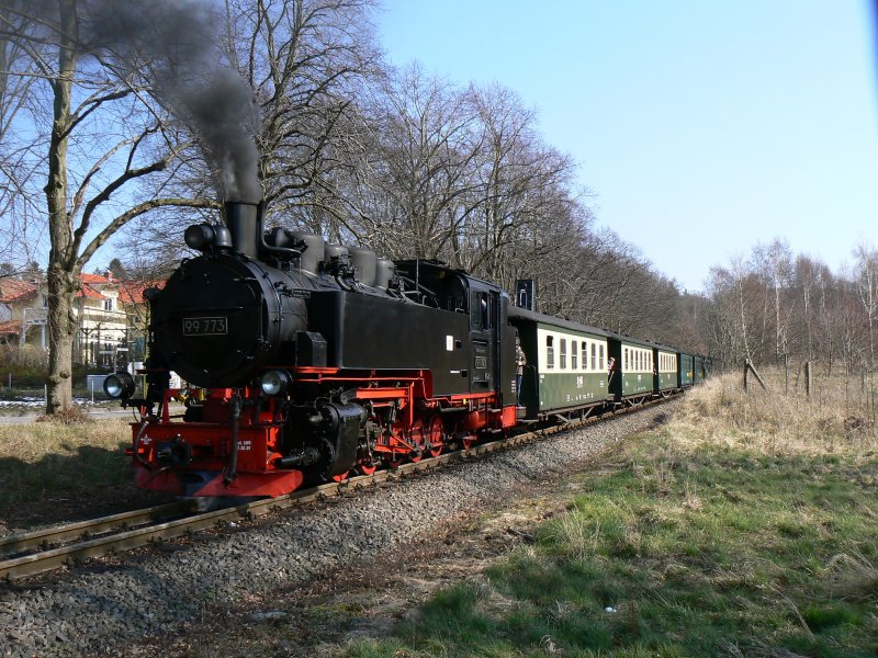 99773 am 28.03.08 beim Warten vor der Bahnschranke in Binz / Rgen