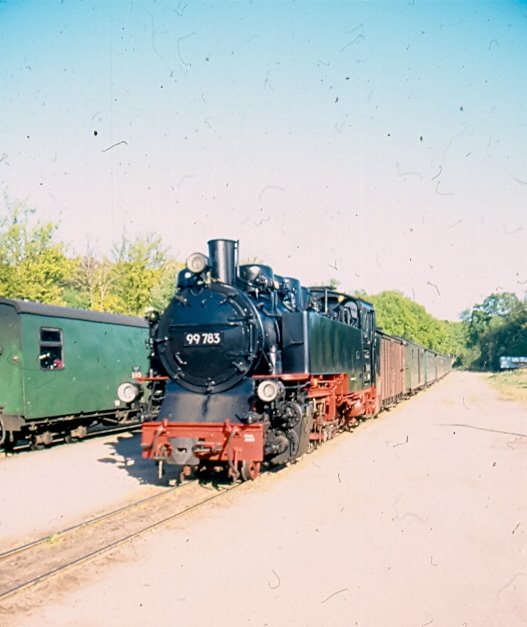 99783 im Mai 2000 im Bahnhof von Binz. 