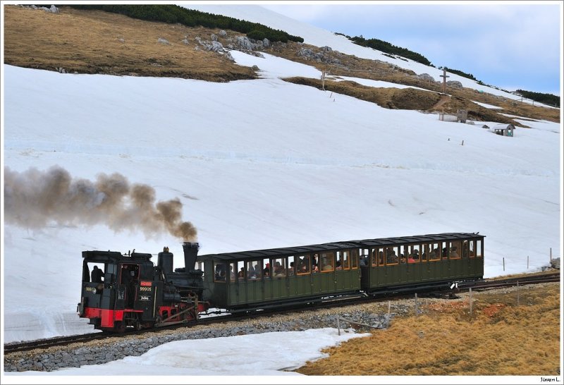 999.05 bringt die Gste des R16205 schliesslich auf den Berg. Hochschneeberg, 3. Mai 2009.