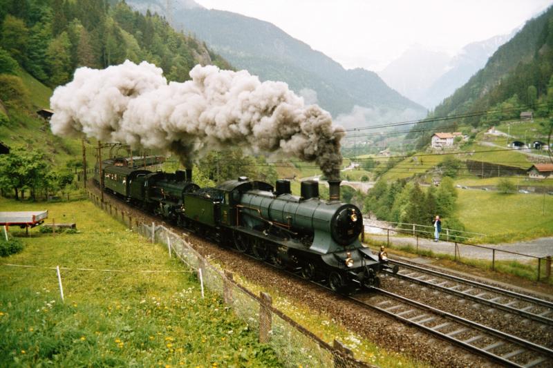 A 3-5 705 + B 3-4 1367 + Zug, zwischen Intschi und Gurtnellen am Gotthard (21.05.2004); anlsslich des 100. Geburtstages der A 3-5