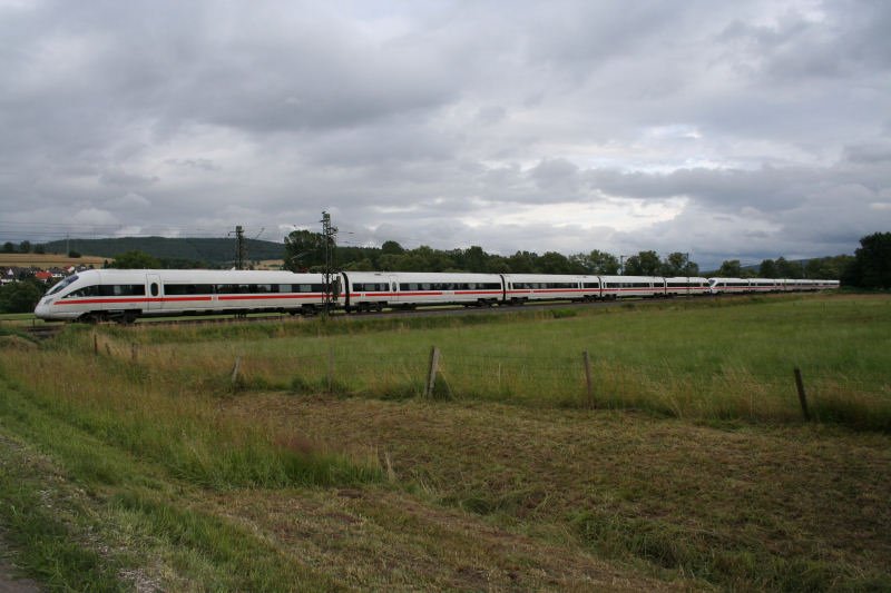 A langs Fuhrwerk...ICE-T Greifswald mit einer zweiten Garnitur erreicht gleich Bad Hersfeld. Seit ein paar Tagen besitze ich nun eine EOS 350D, die Bilder 117773, 117774 und 117775 sind die ersten Ergebnisse.