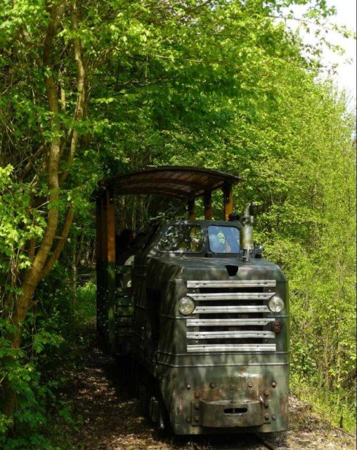 A passenger train is arriving to Pityur-rtje stop on a sunny summer day.
