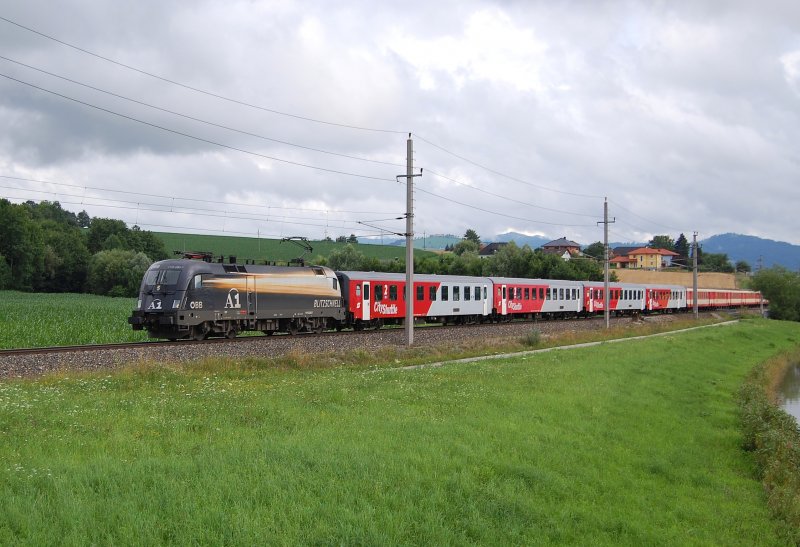 A1 1116 280 hat am 06.07.2009 soeben
mit dem R 3968 den Bahnhof Wartberg/Kr. verlassen.
Die Schlierenwagen am Zugende waren eine berstellung. 
