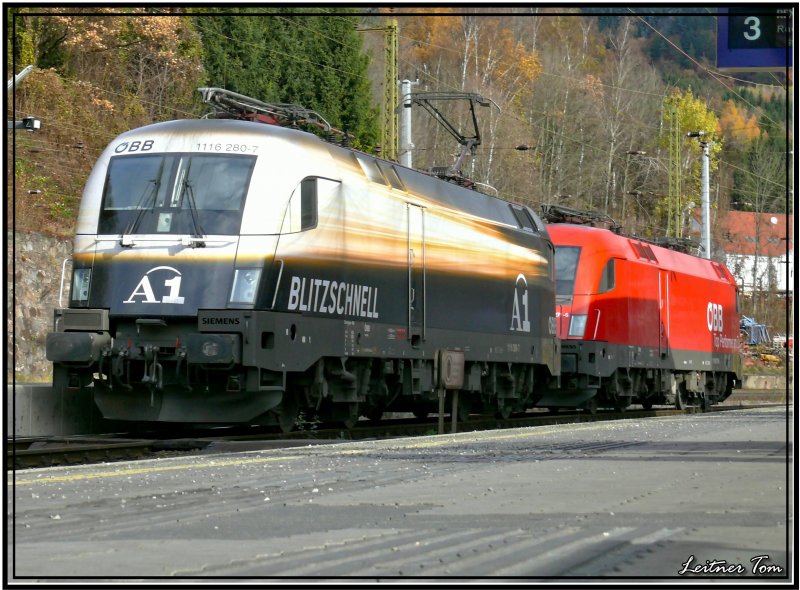 A1 Werbelok 1116 280 und 1116 271 Top Performer warten auf ihren n�chsten Einsatz in Leoben Hbf.
7.11.2007