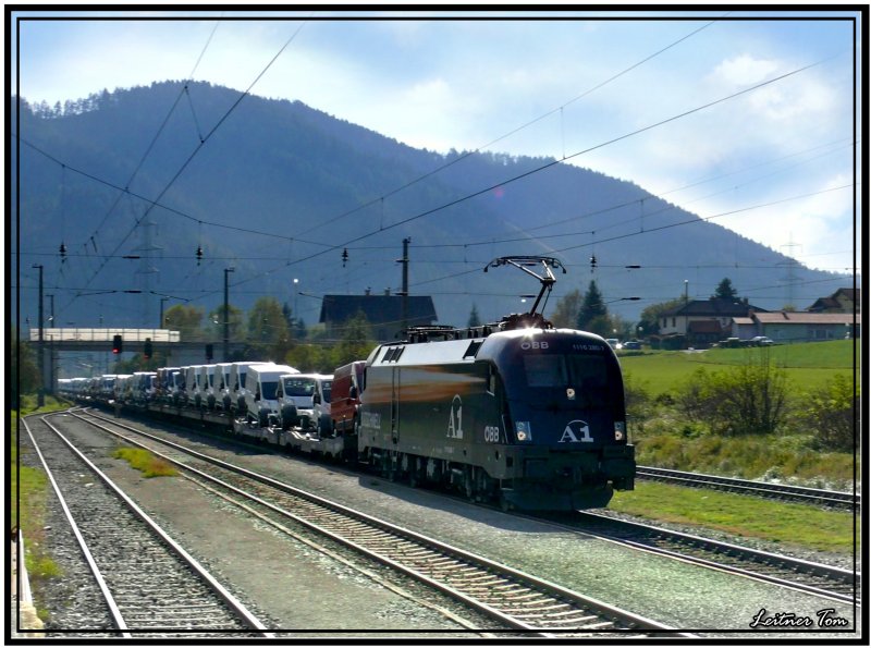 A1 Werbelok 1116 280 fhrt mit einem Autotransport durch den Bahnhof Kraubath.
09.10.2007