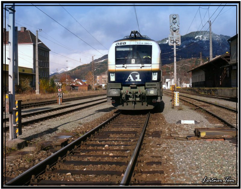 A1 Werbelok 1116 280 steht mit einem Gterzug in Leoben Gss.
7.11.2007