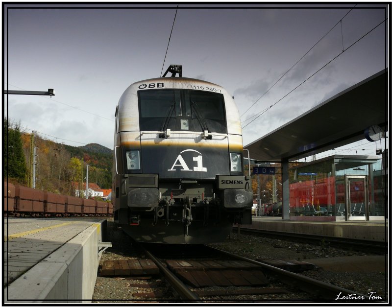 A1 Werbelok 1116 280 wartet auf ihren nchsten Einsatz in Leoben Hbf.
7.11.2007
