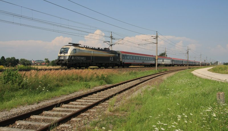 A1 Werbetaurus 1116 280 unterwegs mit EC566. Aufgenommen am 2. August 2009 bei Hrsching.