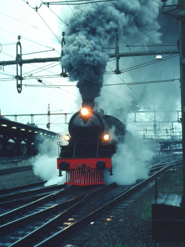 A8 1807 + A8 1808  (ehmalige privatbahn BJ=Bergslagernas Jrnvg H3s 111 + H3s 112)  verlsst Stockholm Hbf mit ihre sonderzug im juni 1981