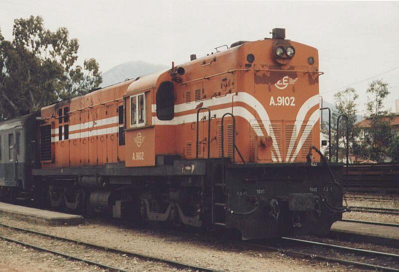 A.9102 in Kalonero / Peloponnes im Mai 1998, Schmalspurstrecke Patra -Pyrghos - Kyparissia. Von hier zweigt eine Strecke nach Kalamata ab.