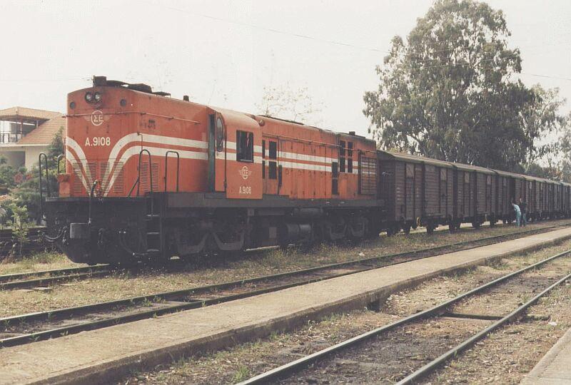 A.9108 mit Gterzug in Kalonero Richtung Kyparissia im Mai 1998. Schmalspur