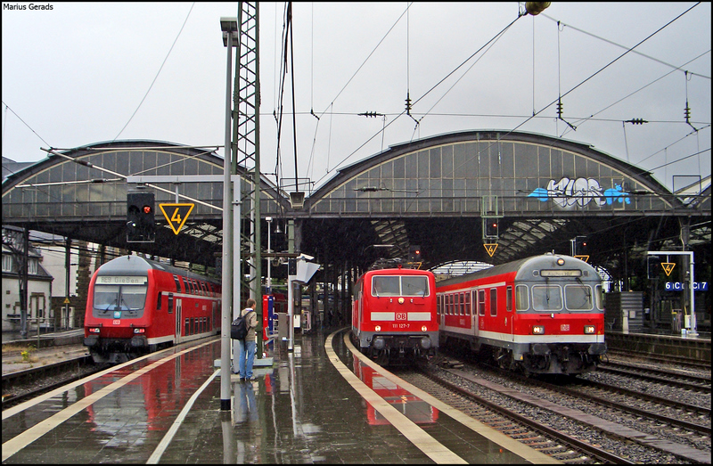 Aachen Hbf: links der Pendelzug nach Gieen mit Zuglok 111 154, in der mitte der RE10419 nach Dortmund mit Zuglok 111 127 und rechts der Wagenpark des spteren RE11592 mit Schublok 111 113 23.7.2009