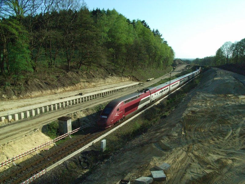 Aachen, 

nach Durchfahren des Buschtunnels fhrt der Thalys-PBKA weiter durch die derzeitige Grobaustelle Richtung belgische Grenze.
Hier entsteht die neue kreuzungsfreie berwerfung der Strecke.
Thalys Zug THA 9456 von Kln nach Paris-Nord.

16.04.2007  18:07Uhr 