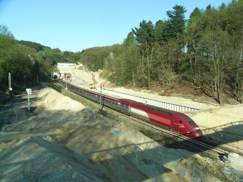 Aachen, 
Thalys-PBKA fhrt nach Verlassen des Buschtunnels weiter durch die derzeitige Grobaustelle Richtung belgische Grenze.
Thalys Zug THA 9456 von Kln nach Paris-Nord.

16.04.2007  18:07Uhr 