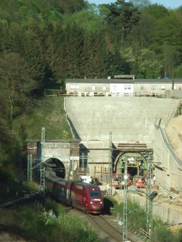 Aachen, 
Thalys-PBKA kommt aus dem Westportal des Buschtunnels und fhrt weiter Richtung belgische Grenze. 
Der Buschtunnel ist derzeit eine Grobaustelle. Die linke Tunnelrhre ist der bisherige Tunnel und derzeit nur eingleisig befahrbar. Die rechte Tunnelrhre wird gerade neu gebaut. Danach wird der alte Tunnel saniert.

Thalys Zug THA 9456 von Kln nach Paris-Nord.

16.04.2007  18:07Uhr 