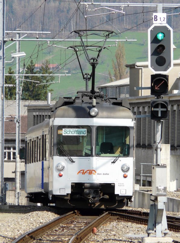 AAR - Regio nach Schftland mit dem Triebwagen Be 4/4 16 und Steuerwagen Bt 75 bei der ausfahrt aus dem Bahnhofsareal von Menziken am 09.040.2009