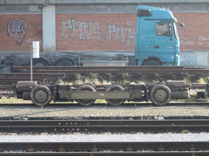 AAR - Rollbock Ua 558 abgestellt in Suhr fr den Transport Normalspuriger Gterwagen .. Foto vom 08.11.2008