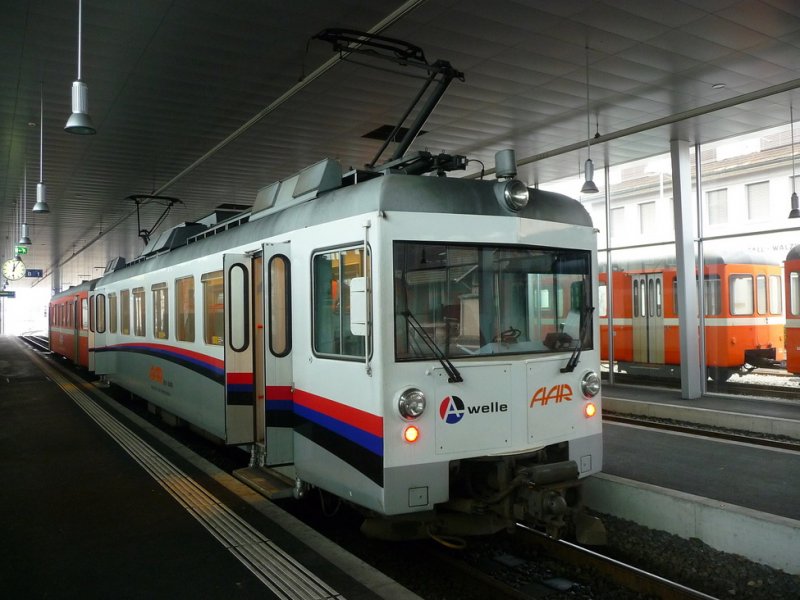 AAR - Triebwagen Be 4/4 27 mit Steuerwagen Bt 74 als Regio nach Schftland im Bahnhof von Menziken am 07.02.2009