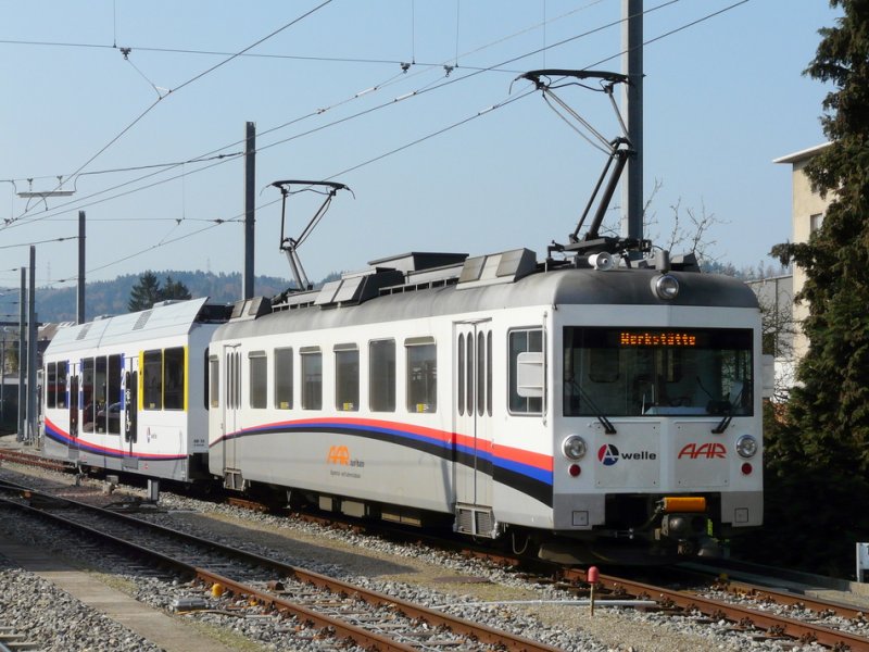 AAR - Triebwagen Be 4/4 27 und Steuerwagen ABt 53 im Bahnhofsareal von Schftland am 09.04.2009