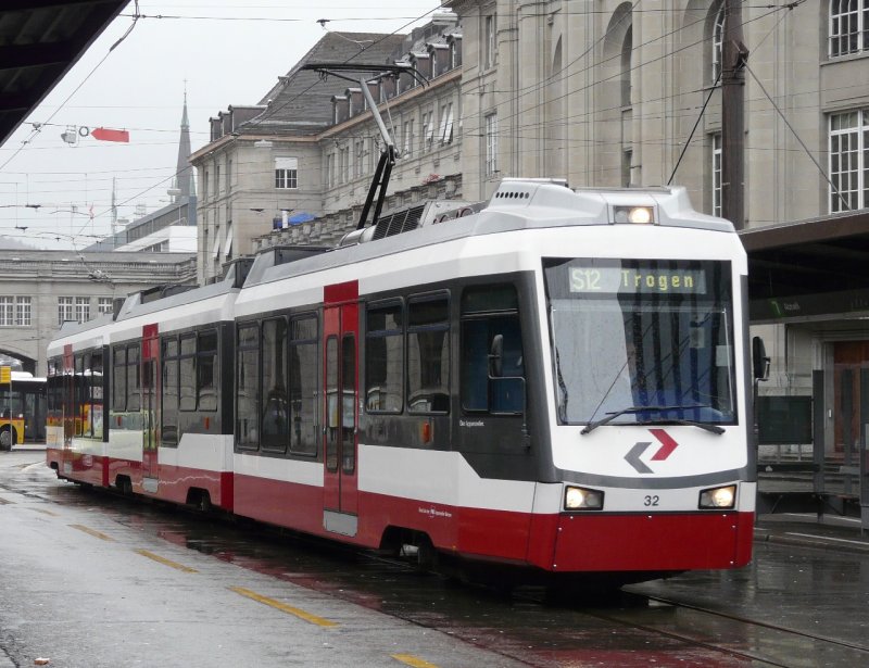 AB / TB - Auf dem Bahnhofplatz von St.Gallen zwischen den Bus Haltestellen ist der Triebwagen Be 4/8 32 unterwegs nach Trogen am 11.11.2007