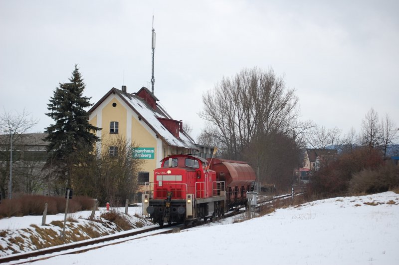 Ab 14:05 wird zurckgewunken! 294 587 mit Gterzug in Amberg-Neumhle mit Winkendem Besen!!! (24.02.2009 Strecke Amberg-Schnaittenbach) Ein Gru an den Lrf!