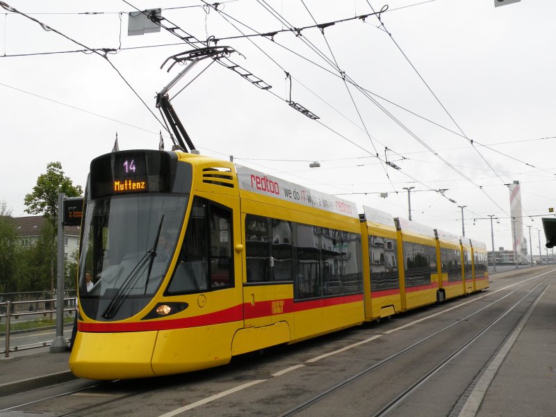 Ab dem 15. September 2009 fhrt der Test-Tango 153 auf der Linie 1/14. Hier bedient er die Haltestelle Dreirosenbrcke Richtung Muttenz/Pratteln. Die Aufnahme entstand am 15. September 2009.