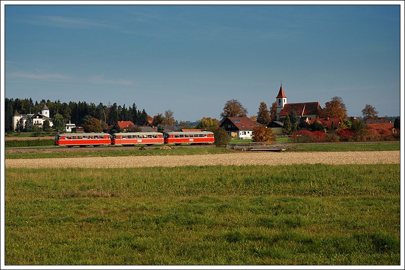 Ab Lieboch bis Brnbach am 11.10.2008 als SPZ 8475 unterwegs, der im Eigentum der Steirischen Eisenbahnfreunde stehende ehemalige GKB Triebwagen VT 10.02 plus zwei Beiwagen von Deuschlandsberg nach Brnbach. Die Aufnahme entstand kurz nach dem Bahnhof Sding-Mooskirchen.
